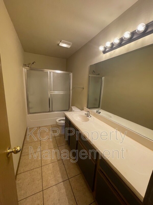 Building Photo - 3210 Phoenix Ave