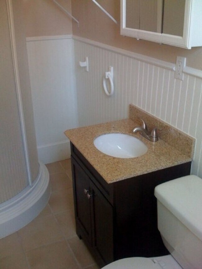 Building Photo - Large Renovation in South Side Flats! A/C,...