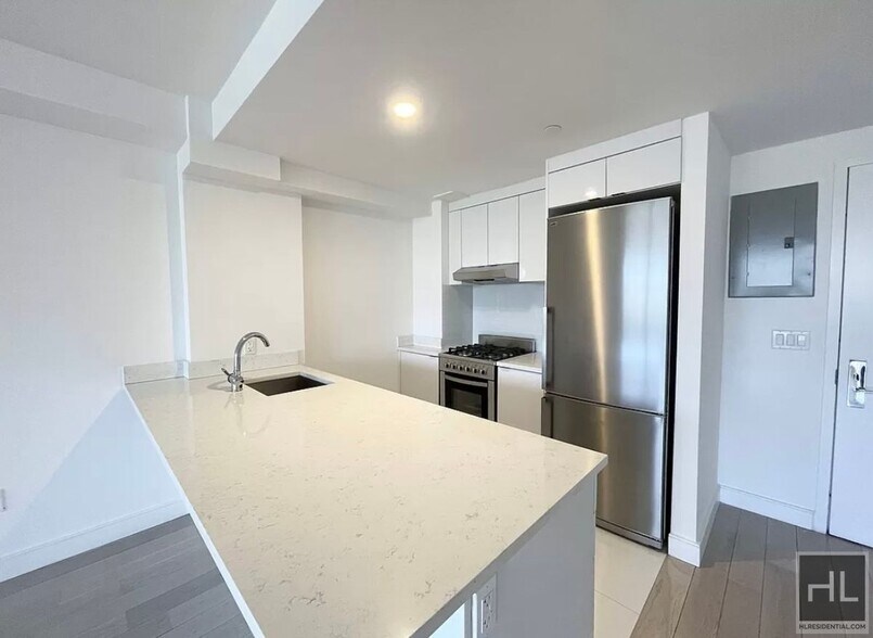 Building Photo - Gorgeous Rent Stabilized 1 bed spanning 700 sq feet - Heat, HW & Cooking gas included, DW Private...