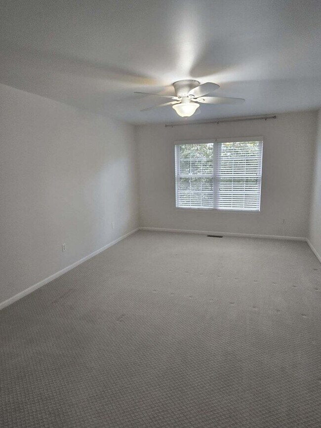 Building Photo - 3 BEDROOM 3 BATHROOM CONDO IN BELLEVILLE A...