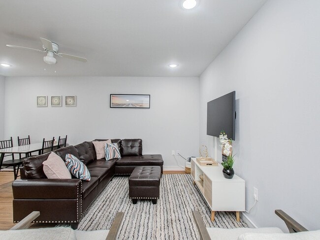 Building Photo - 6610 Haight St