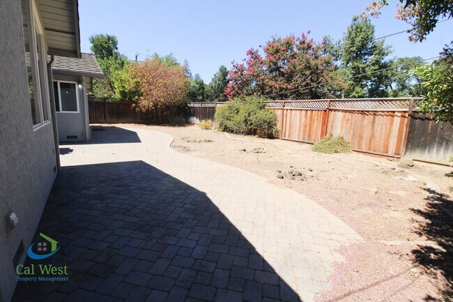 Building Photo - $4895 - Large beautiful 3/2 Home located i...