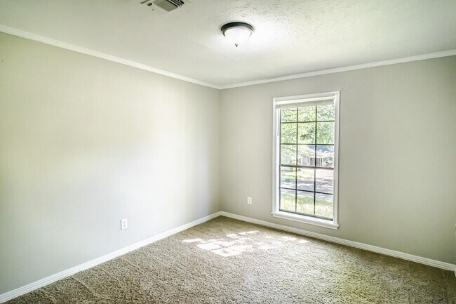 Building Photo - 703 Parker Dr