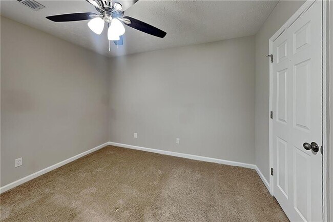 Building Photo - 4620 Hampton Square Dr