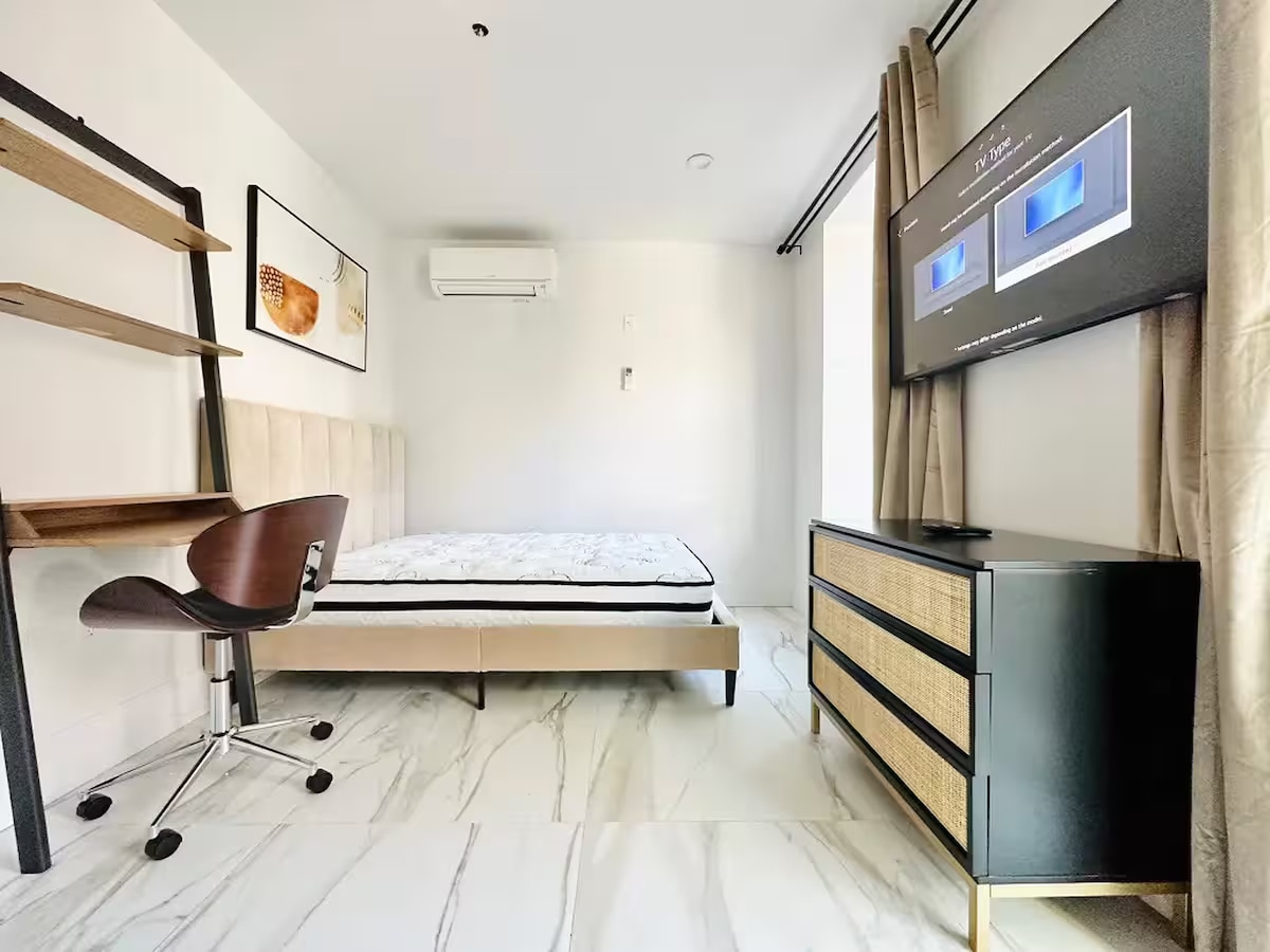 Building Photo - Furnished room/NOT APARTMENT