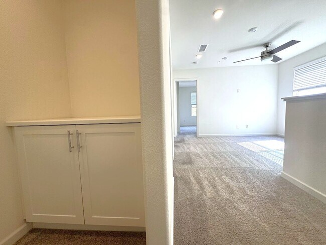 Building Photo - 1014 W Buttercup Ln