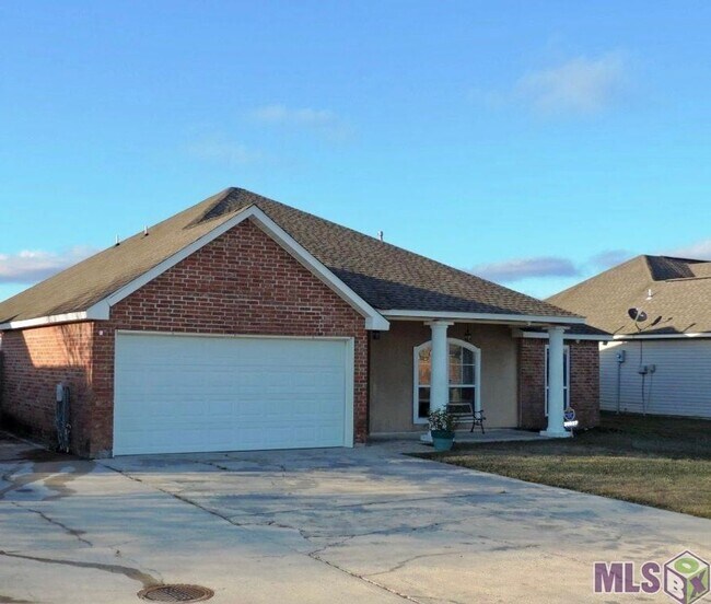 Primary Photo - Beautiful 3-Bedroom, 2-Bath Home in Denham...
