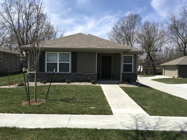 Building Photo - 2 Bed 2 Car Single Level Home in Raymore