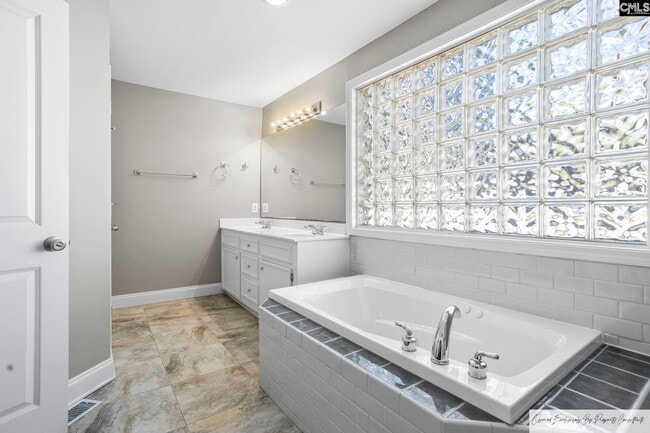 Building Photo - 1701 Pinewood Dr