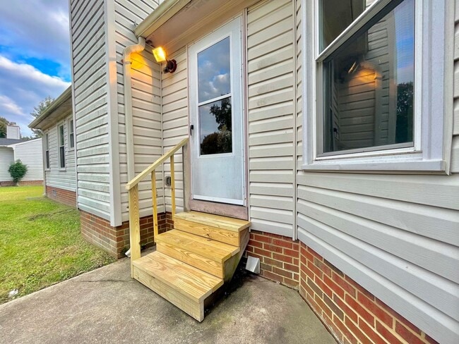 Building Photo - Spacious 3 bedroom, 2 bath property on ove...