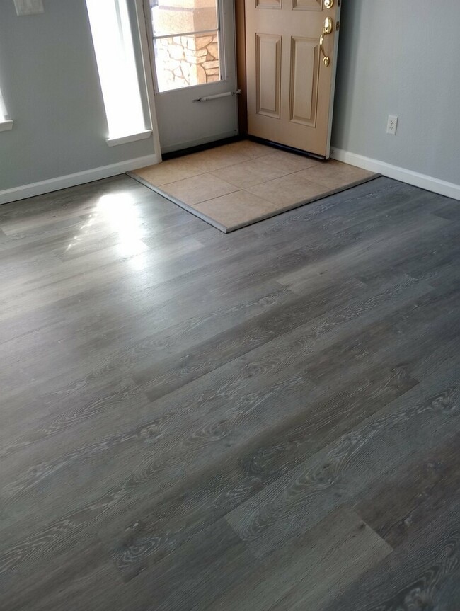 Building Photo - 111 Brassie Ct