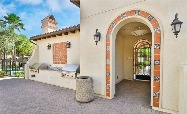 Building Photo - Luxurious 2 bed/ 2 bath townhouse in guard...