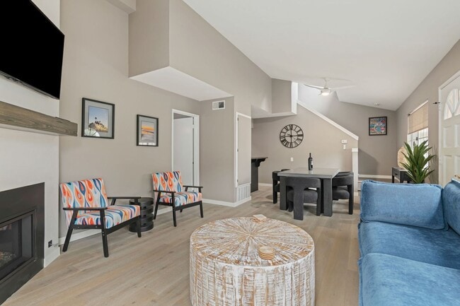 Building Photo - Fully Remodeled East Side Townhome – Furnished & Move-In Ready!