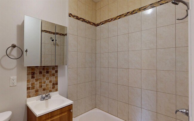 Building Photo - 475 Ashford Ave