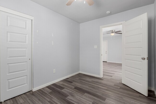 Building Photo - 2 bedroom 1 bathroom