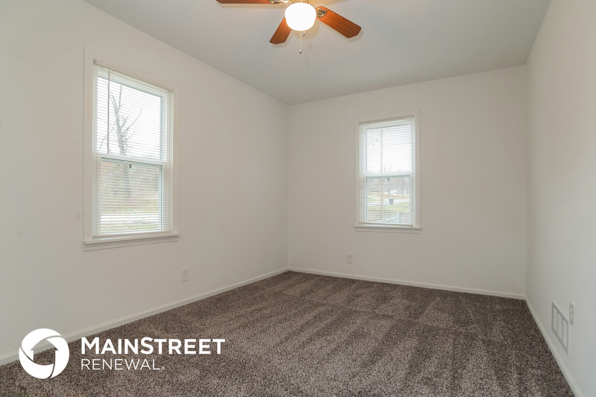 Building Photo - 7411 NW Oak Dr