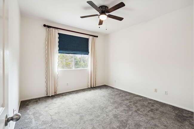 Building Photo - "Luxurious 2-Bed Condo Retreat with Fireplace & Pool Oasis in Ventura!"