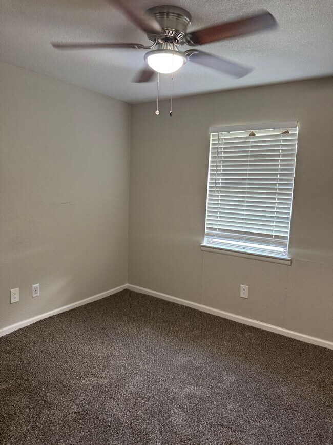 Building Photo - 2721 Ash Park Dr