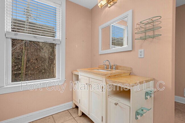 Building Photo - 1201 Union Ave