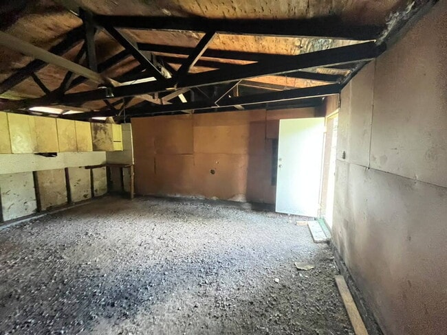 Building Photo - "Charming 2-Bed/ 1 bath 2nd Floor Retreat on Pennsylvania Avenue – with wood floors and a usable ...
