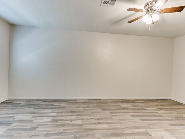 Building Photo - 4 Bedroom/2 Bath home with fenced yard.