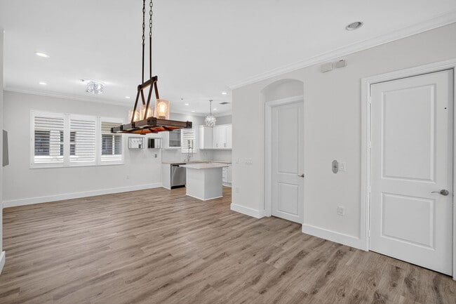 Building Photo - 508 N Birch Rd