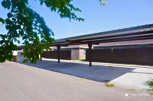 Building Photo - 2802 W Primrose Ave
