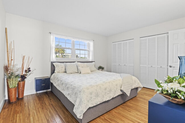 Building Photo - 2936 Lake Shore Dr