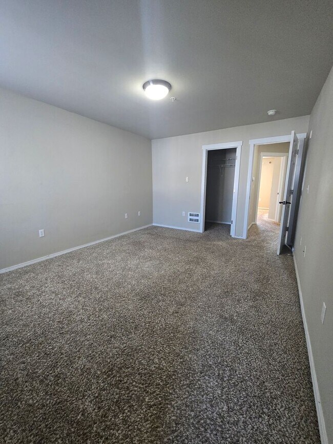 Building Photo - Possibly the Nicest & Most Convenient Townhome!