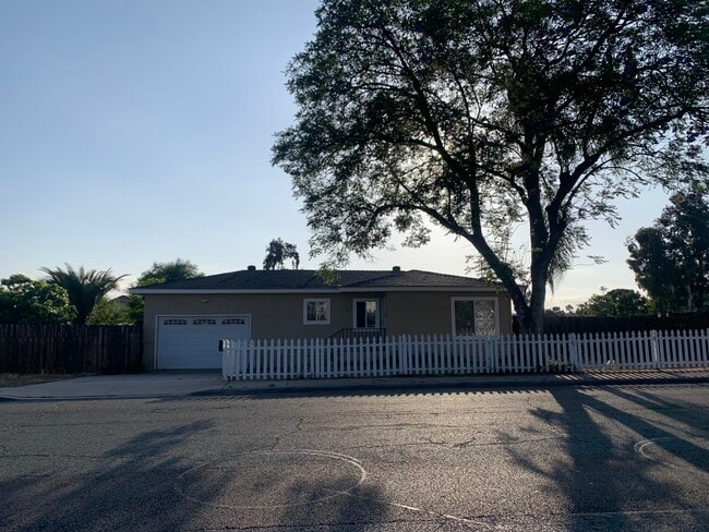 Building Photo - 894 Grape St