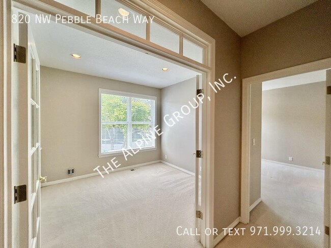 Building Photo - 820 NW Pebble Beach Way