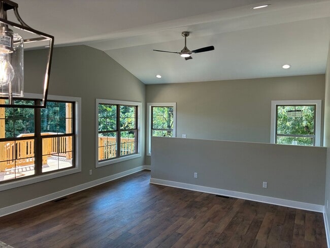 Building Photo - 102 Twin Lakes Dr