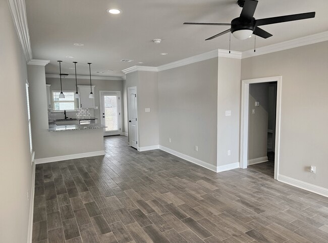 Building Photo - 706 Venecia Dr