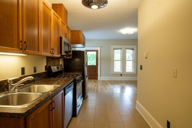 Building Photo - Gorgeous Top-Floor One-Bed with Amazing Balcony Space!