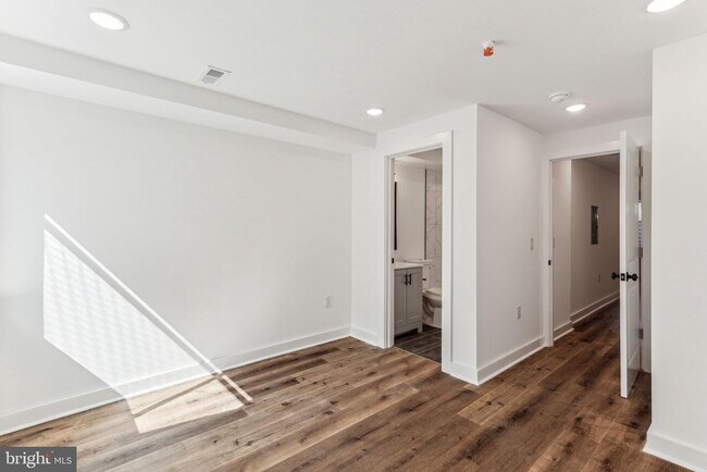 Building Photo - 1010 W Arizona St