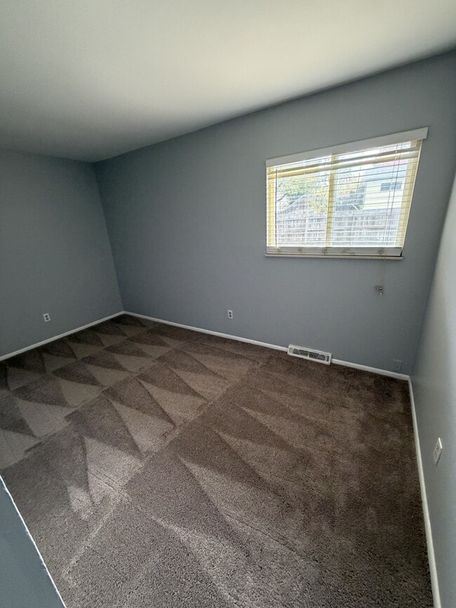 Building Photo - 5025 E Weaver Ave