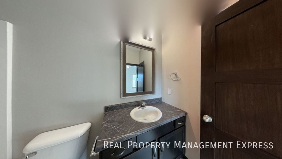 Building Photo - 3-Bed, 2-Bath Townhome: Modern, Spacious, Convenient