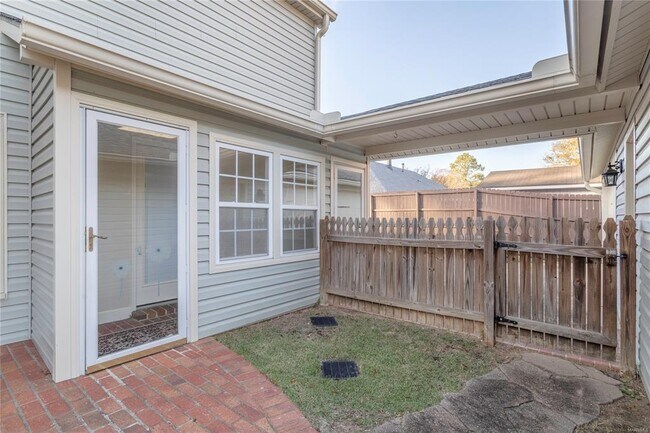 Building Photo - 149 Ledyard Dr