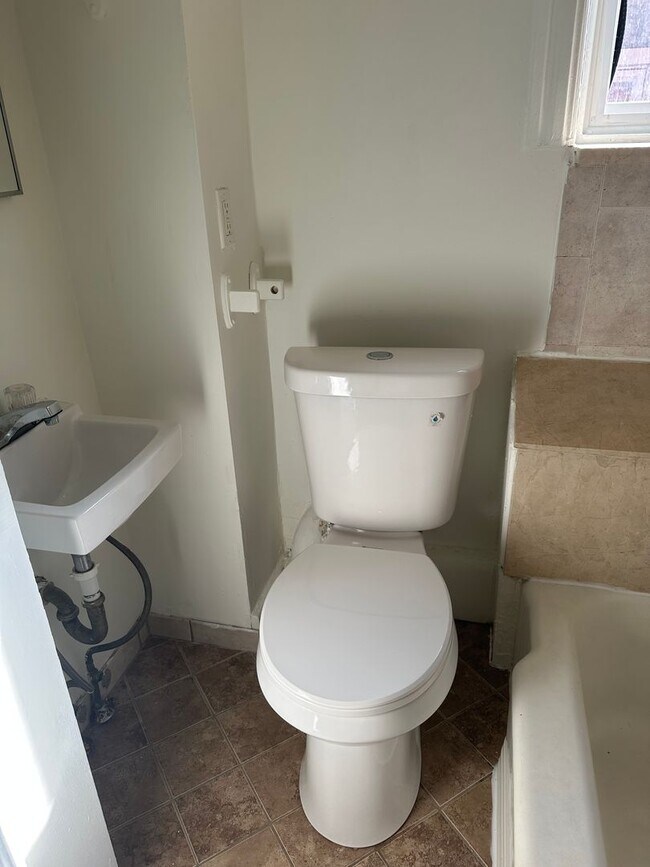 Building Photo - Beautiful 4 bedroom house for rent
