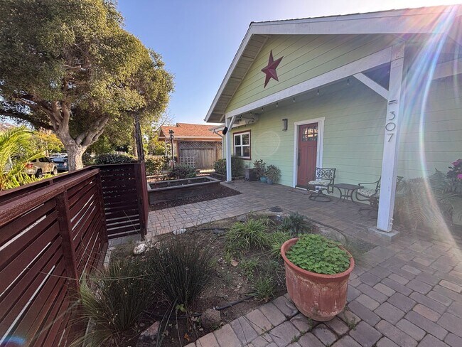 Building Photo - 2 Bed/2 Bath Oceanside Charmer!