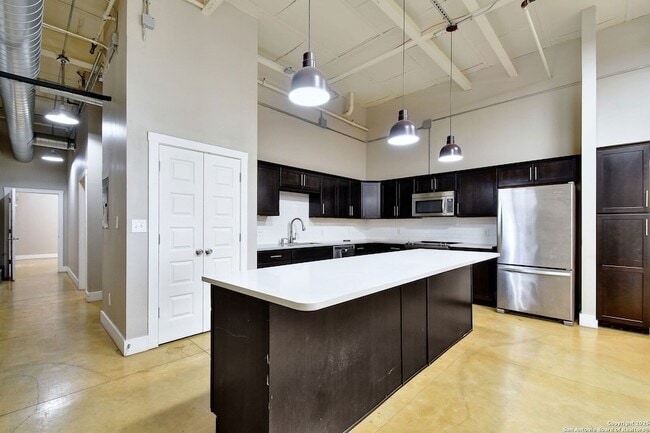 Building Photo - 3363 E Commerce St