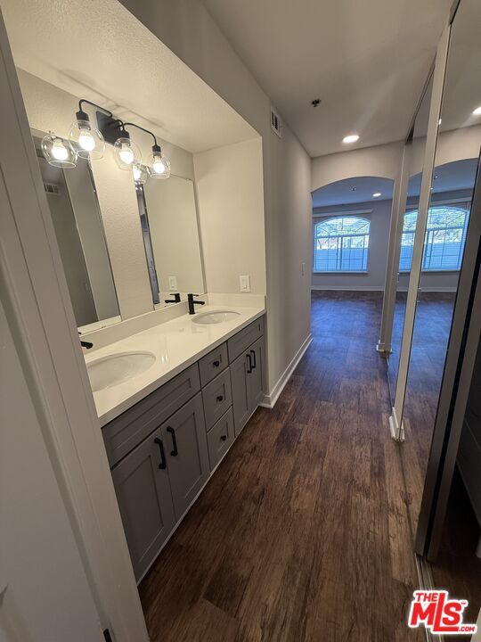 Building Photo - 7660 Beverly Blvd