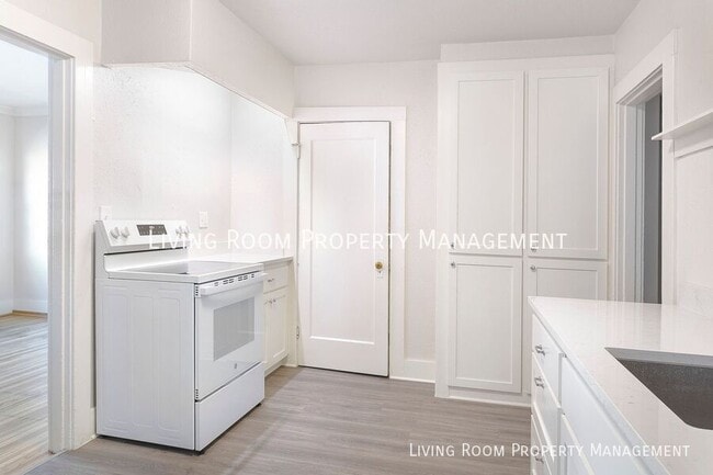 Building Photo - 5521 N Vancouver-