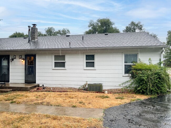 Building Photo - Portland Duplex