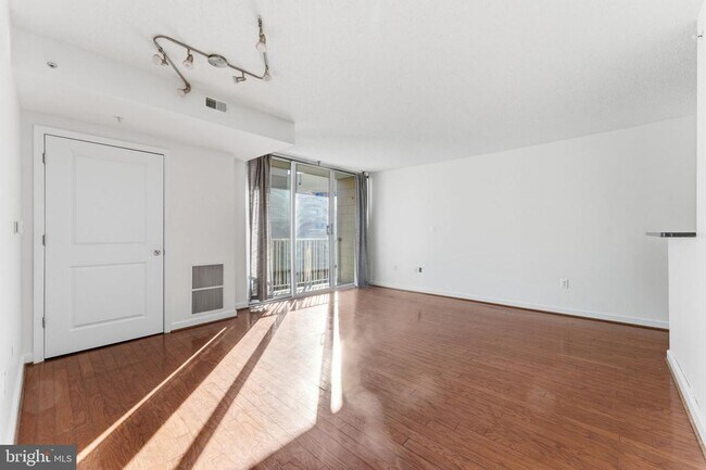Building Photo - 880 N Pollard St