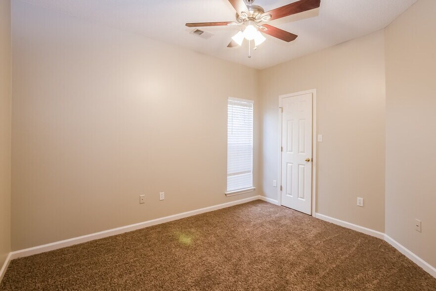 Building Photo - 1146 Warwick Pl
