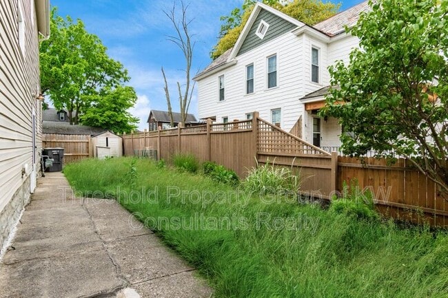 Building Photo - 479 Siebert St