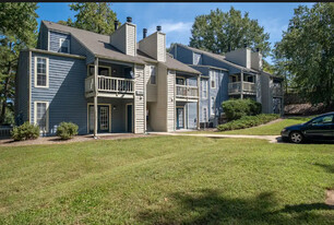 Building Photo - The Oaks Apartments