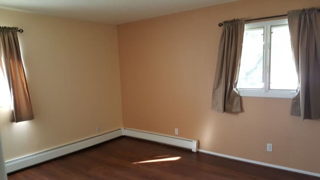 Building Photo - 216 Hemlock St N