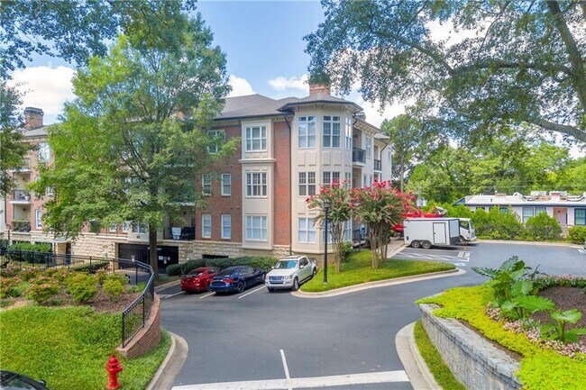 Building Photo - 825 Highland Ln NE
